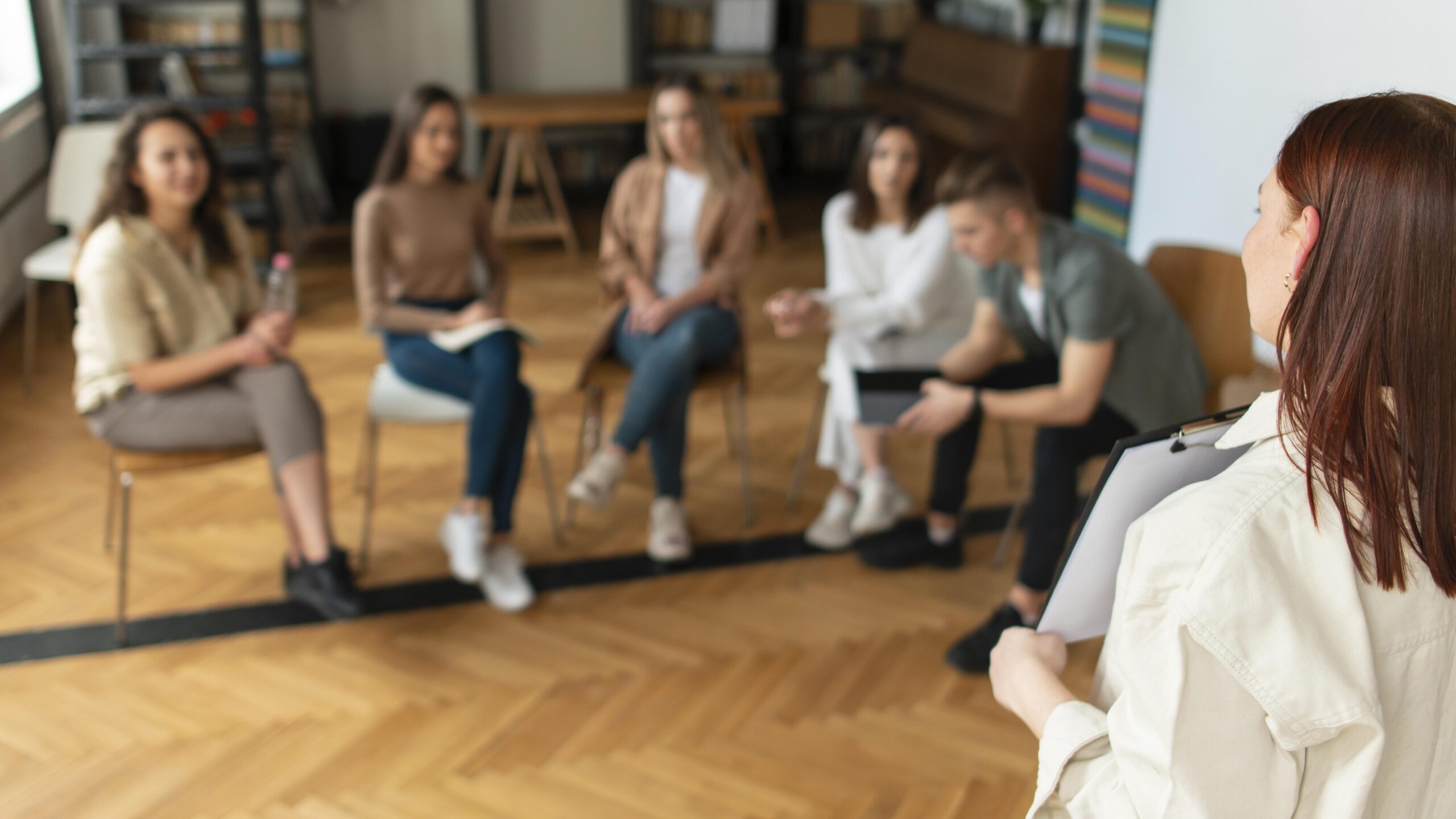 Judith Martínez impartiendo un taller de psicología en Málaga